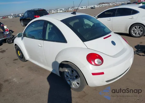 2010 Volkswagen New Beetle 2.5L/2.5L Final Edition/2.5L Red Rock Edition z USA, uszkodzony, nr VIN 3VWPW3AG9AM011665